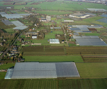 805969 Luchtfoto van het tuinbouwgebied met kassen aan 't Zand te Vleuten (gemeente Vleuten-De Meern).N.B. De gemeente ...